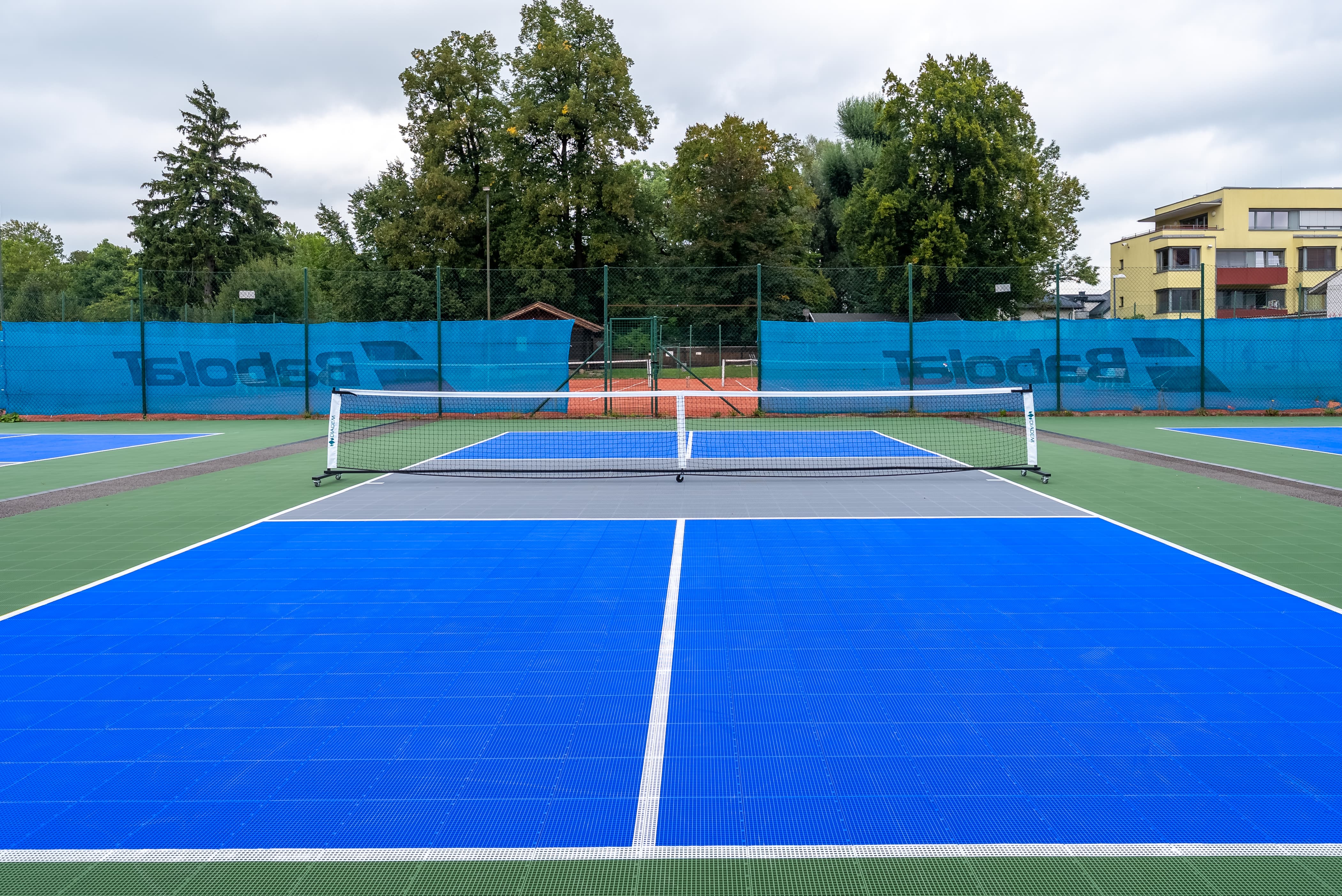 Pickleball-Court mit gespanntem Netz in Salzburg – moderne Alternative zu Paddle Tennis