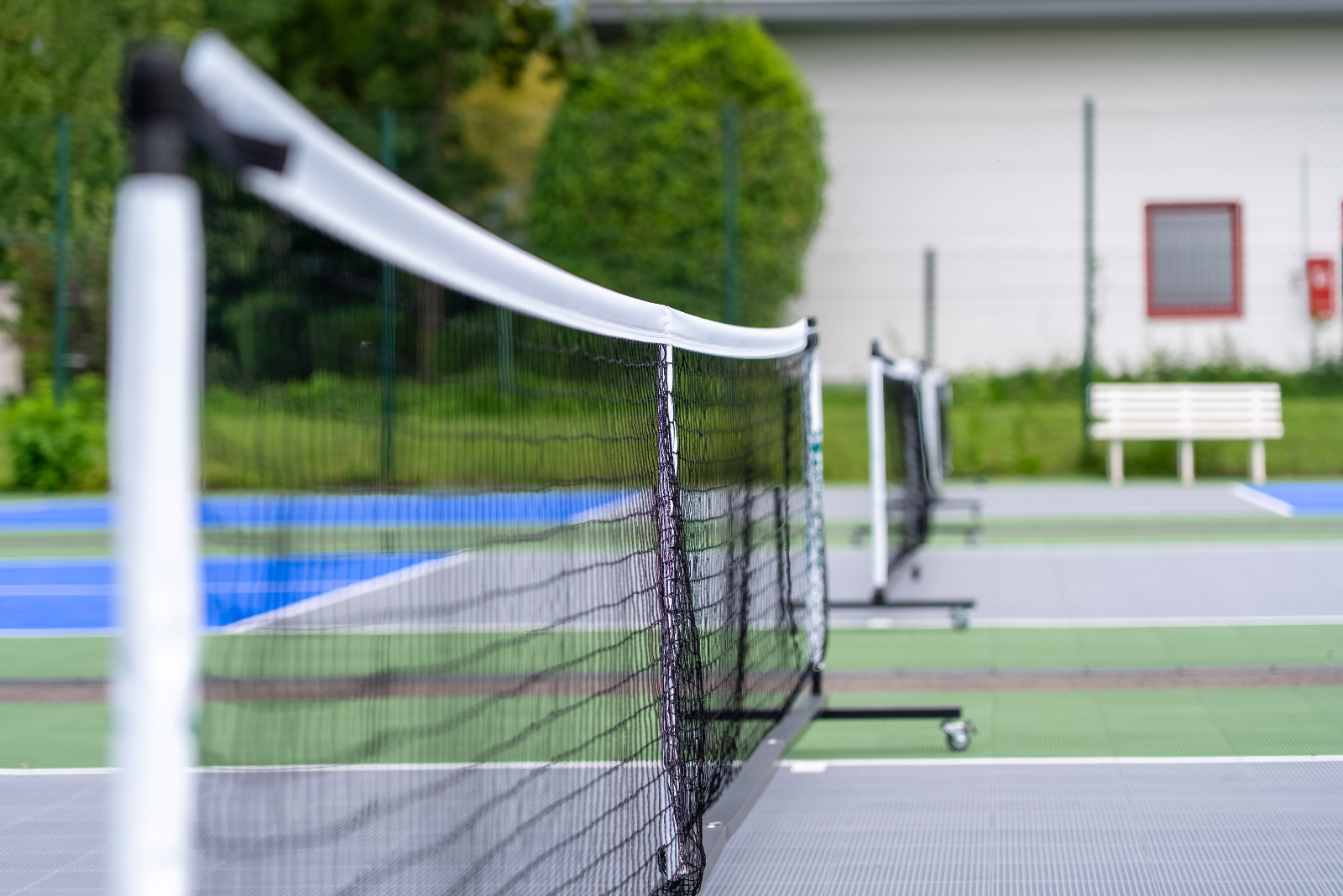 Pickleball-Netz auf einem Outdoor-Court in Salzburg